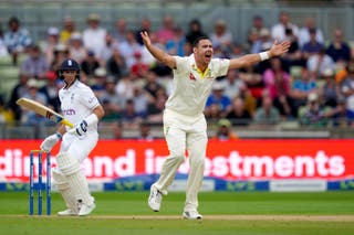 Scott Boland (derecha) apela contra Joe Root en 2023 (David Davies/PA)